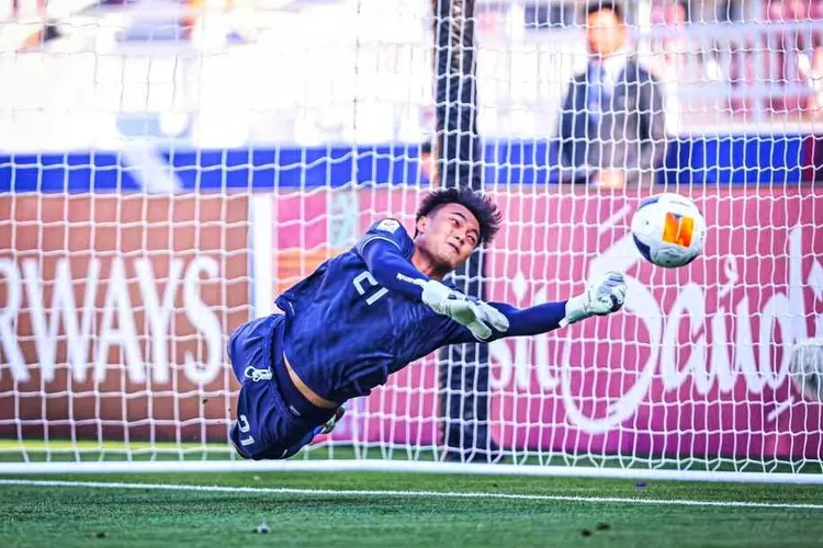 Penjaga gawang Timnas Indonesia U-23, Ernando Ari melakukan penyelamatan saat Australia mendapatkan pinalti di menit ke 24 pada laga Indonesia kontra Australia pada penyisihan Grup A Piala Asia U-23 di Stadion Abdullah Bin Khalifa, Doha, Qatar pada Kamis (18/4/2024). (Fot/AFC)