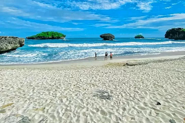Pantai Srau di Kecamatan Pringkuku, Kabupaten Pacitan, Jawa Timur. (Fot/Pacitan Paradise of Java)