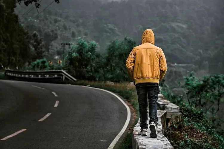 Seseorang sedang silent walking dipinggir jalan. (Pixabay)