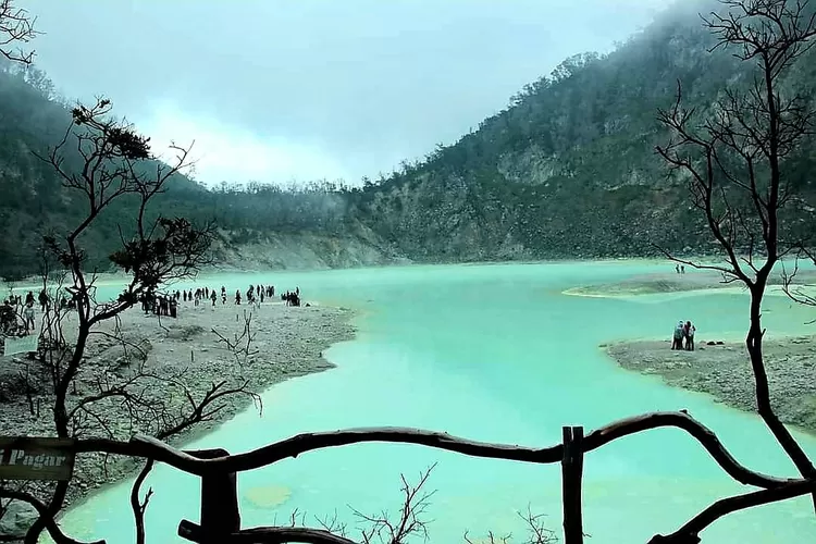  Kawah Putih Ciwidey Bandung, Jawa Barat. (Pariwisata Indonesia)
