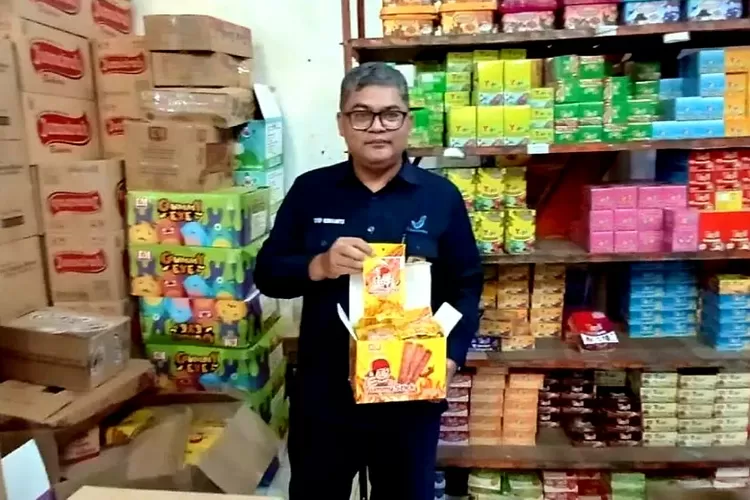 Petugas menunjukkan jajanan Latiao yang dijual di toko jajanan Jalan Pattimura, Kota Kediri, Jawa Timur, Senin (4/11/2024) - ANTARA/ Asmaul