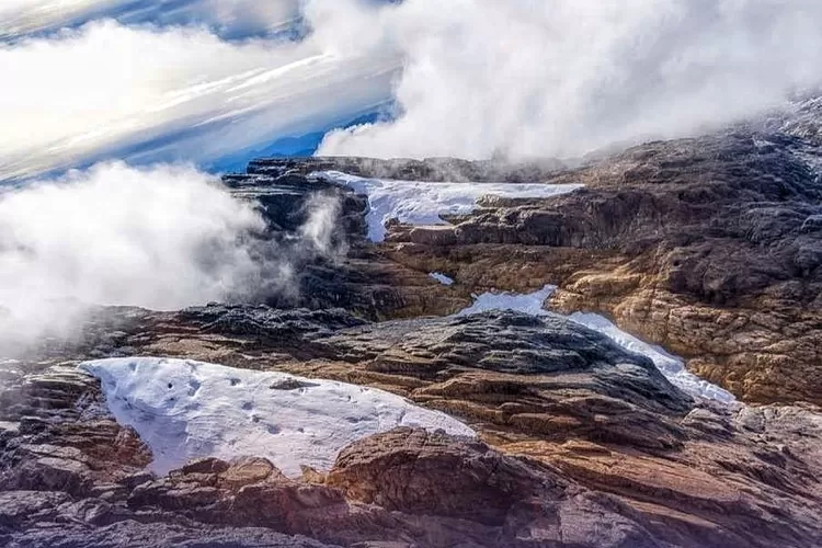 Salju Abadi Puncak Jaya di Pegunungan Jayawijaya, Provinsi Papua. (Foto : BMKG)