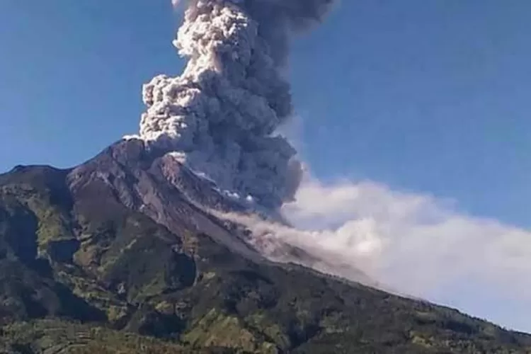 Erupsi Gunung Merapi mengeluarkan abu vulkanik di Kabupaten Klaten. (Foto: BNPB/Sutopo)