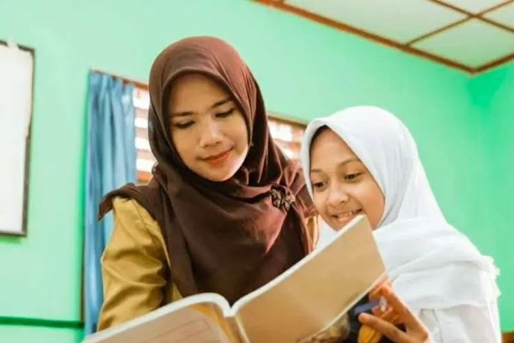 Ilustrasi: seorang guru sedang memberikan penjelasan soal mata pelajaran kepada siswinya (Foto/Freepik)