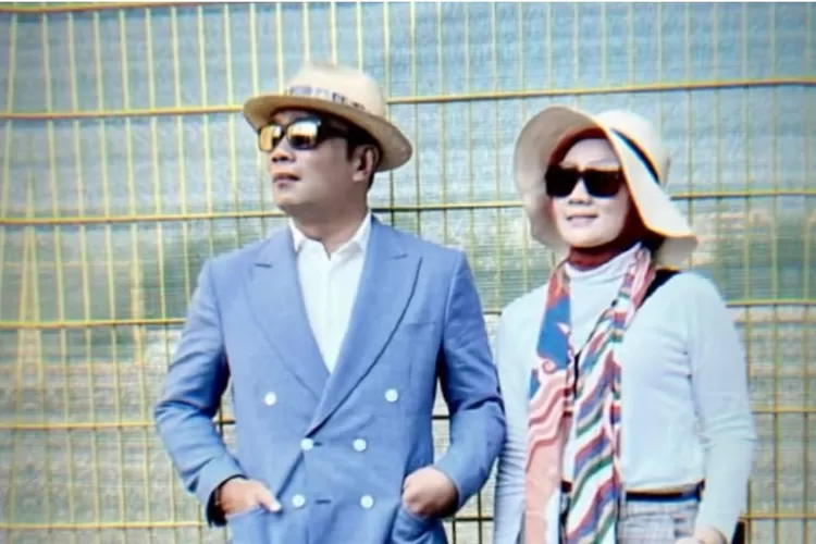 Potret Ridwan Kamil dengan Bu Cinta atau Atalia Praratya. (@ataliapr Via Instagram)