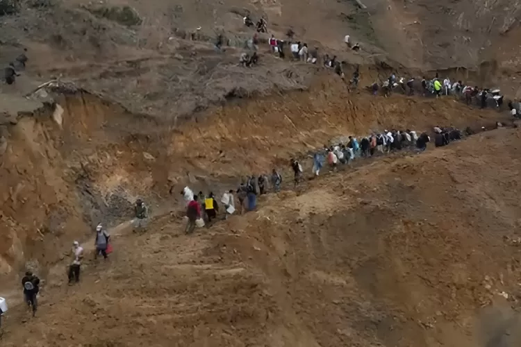 Menyoroti kisah korban bencana banjir bandang di Aceh Utara yang berjalan kaki puluhan kilometer demi mendapatkan bantuan. 