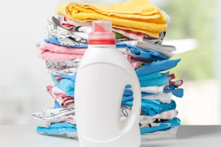 Foto Ilustrasi - Deterjen bubuk maupun deterjen cair memiliki kelebihan dan kekurangannya masing-masing. (freepik/fabrikasimf)