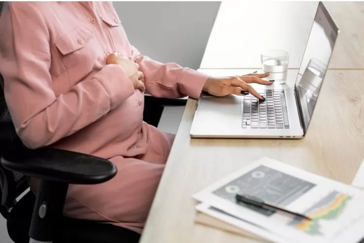 foto ilustrasi ibu hamil yang sedang bekerja - aturan cuti melahirkan menurut Undang-Undang di Indonesia. (Freepik/freepik)