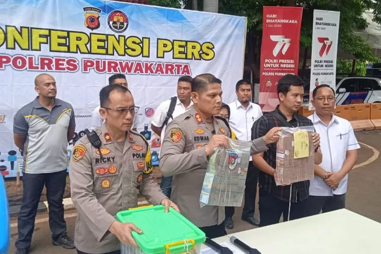 Polres Purwakarta saat menggelar kenferensi pers kasus dugaan korupsi pemotongan dan pemungutan anggaran Tahun Anggaran 2016 dan Tahun Anggaran 2017 di UPTD Puskesmas Bojong (Dok. Sisijabar.com)