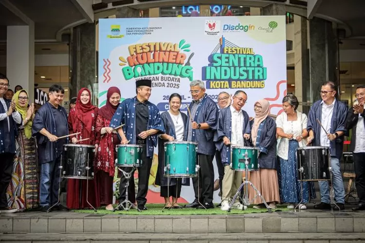 Wali Kota Bandung, Muhammad Farhan, secara resmi membuka Festival Kuliner Bandung Warisan Budaya Tak Benda dan Festival Sentra Industri Kota Bandung (Humas Kota Bandung)