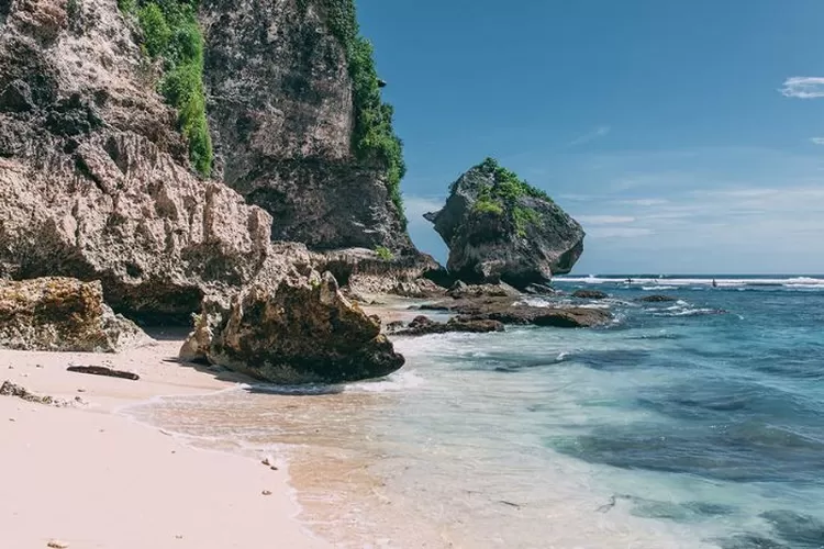 Menjelajahi Keindahan Tersembunyi Pantai Suluban Bali, Disebut Pantai ...