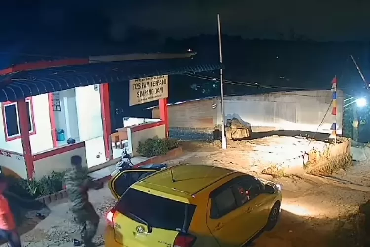 Pria berseragam TNI keroyok anggota Polisi. Foto: Istimewa