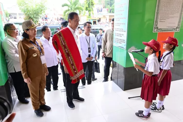 After presenting poetry during the president's arrival, two students from Marsudirini Primary School received “greetings” from Joko Widodo