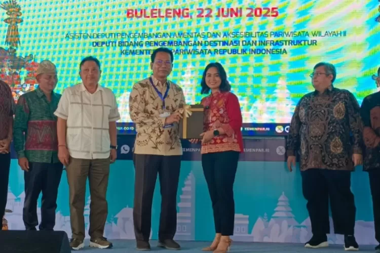 Wamenpar Ni Luh Puspa (tengah kanan) saat menghadiri FGD pengembangan pariwisata wilayah Banyuwangi, Bali Barat dan Bali Utara di Wantilan Lovina.  (Mita Damayanti)