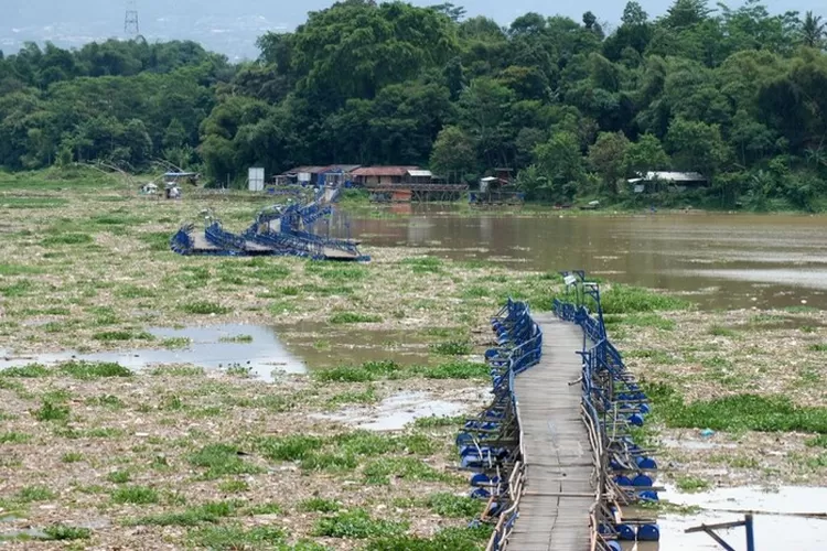 Sungai Citarum mengalami pencemaran dan kotor (Foto: AFP via Getty Images/TIMUR MATAHARI)