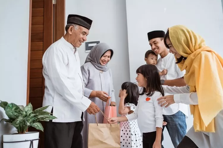 Ilustrasi mengucapkan taqabbalallahu minna wa minkum saat Lebaran. (Foto: Shutterstock)
