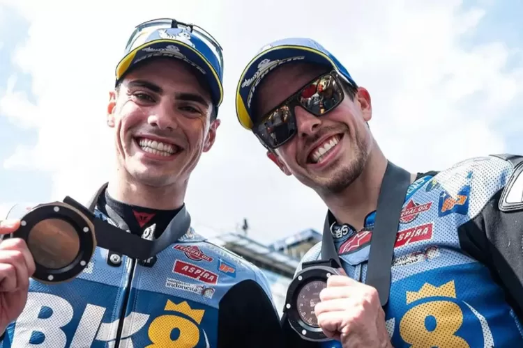 Alex Marquez (kanan) dan Fermin Aldeguer (kiri) duo pembalap tim Gresini Racing  berfoto bersama setelah Sprint Race MotoGP Prancis 2025 yang berlangsung di Sirkuit Bugatti, Le Mans, Sabtu (10/5/2025). (ANTARA/HO-Gresini Racing)