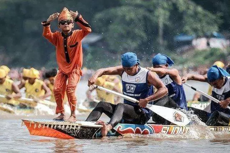 Penarik Cilik Pacu Jalur Rayyan Arkan Dhika beraksi di atas perahu (Foto: Dokumentasi/Pemprov Riau)