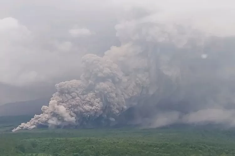 Tangkapan layar aktivitas erupsi berupa awan panas Gunung Semeru yang terjadi pada Rabu, (19/11/2025). (Dok Magma ESDM)