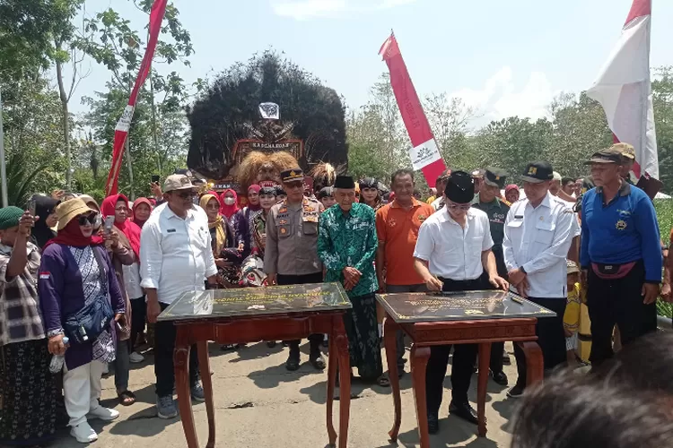 Bupati Trenggalek, Mochamad Nur Arifin Resmikan Jembatan Guyangan ...