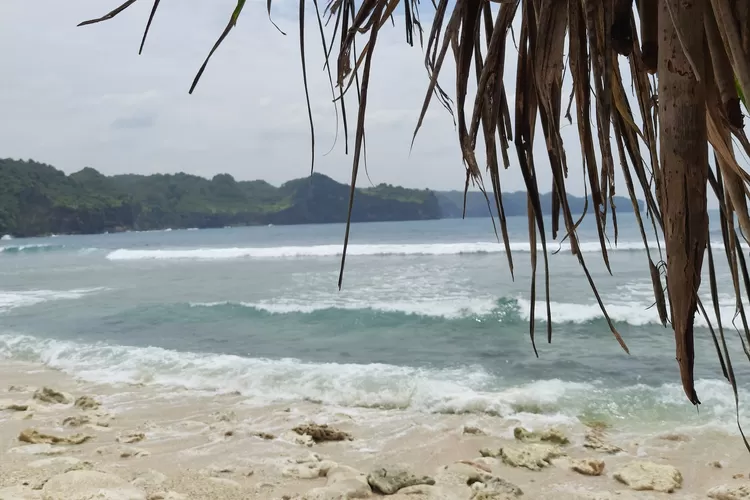 Pantai Srau Pacitan, Rekomendasi Tempat Liburan Akhir Tahun Yang Murah ...