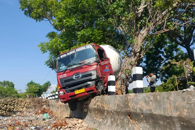 Truk Tangki LPG Pertamina Alami Laka Tunggal Di Jalan Raya Taddan ...