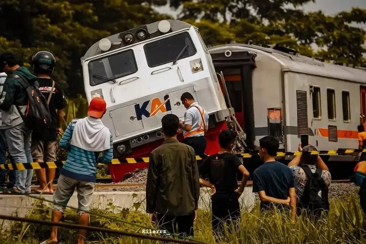 Kereta Api Pandalungan anjlok. (instagram @kilerzz_)