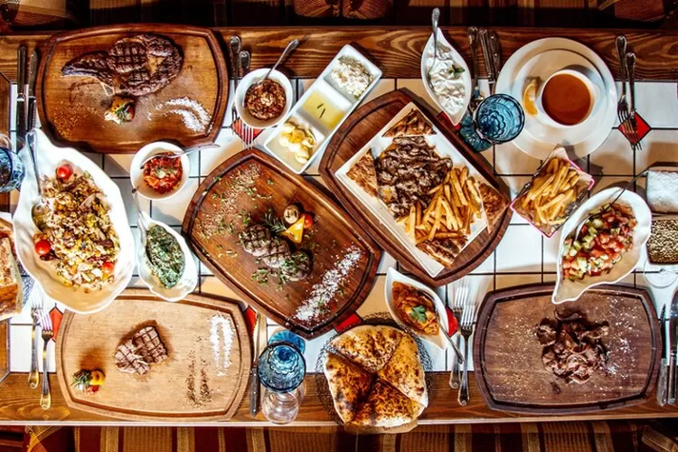 Ilustrasi: 7 Tempat Bukber Murah di Bandung. (Foto/Freepik.)