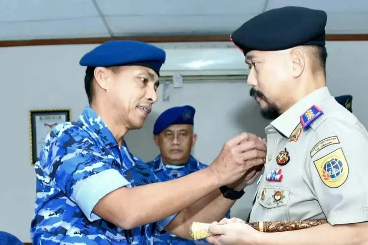 Kepala BPN Lumajang Diangkat Jadi Warga Kehormatan TNI AU - Jatim Hari Ini