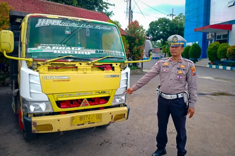 Penampakan truk oleng Lumajang yang viral (foto: Makhrus, jatimhariini.co.id)