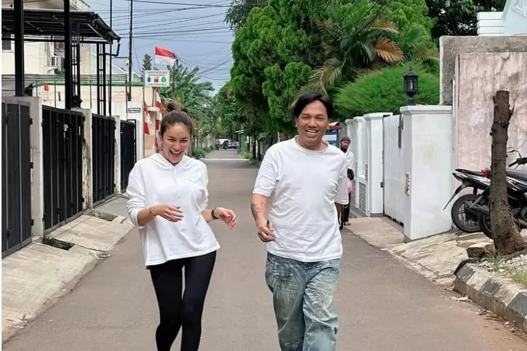 Potret artis Nikita Mirzani bersama dengan asistennya, Mail Syahputra. (Instagram/mailmayo_syahputra89)