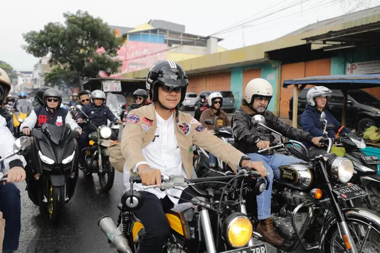 Ganjar Hujan-Hujanan Naik Motor Ke Hajatan Rakyat Bandung, Dikawal Kaka ...