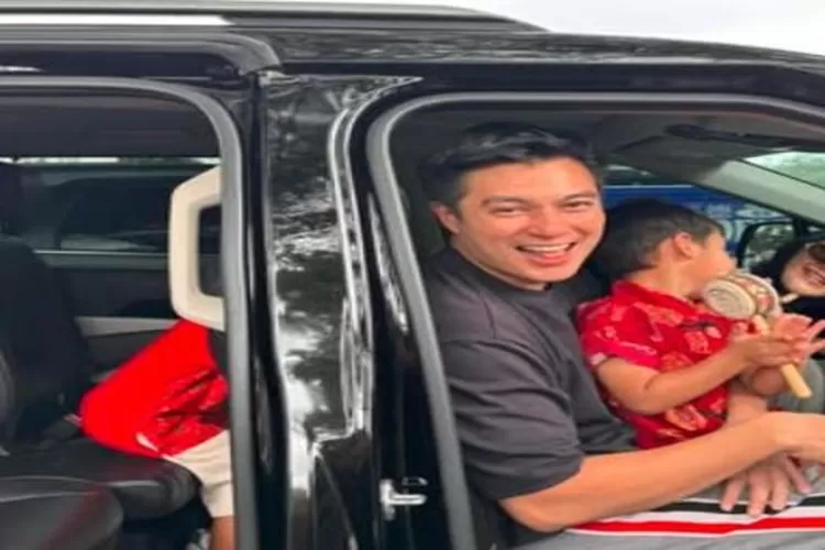 Momen saat Baim Wong Bersama Paula Verhoeven Merayakan Imlek dengan Kedua Anaknya