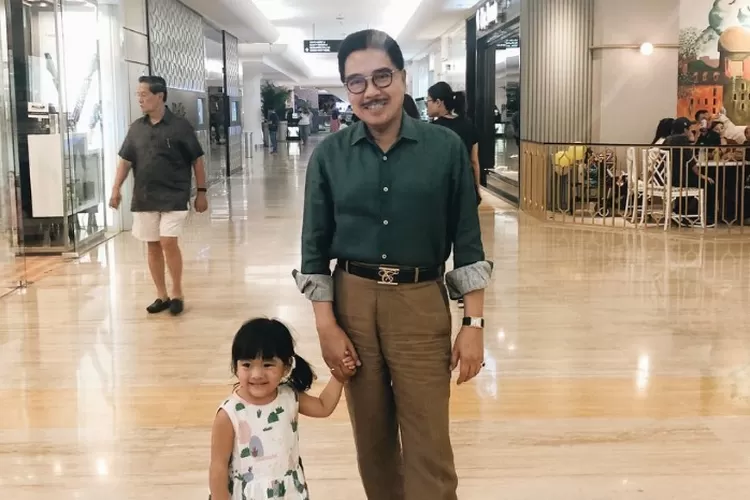 Potret mendiang pengacara Hotma Sitompul bersama cucunya pada 2019 silam