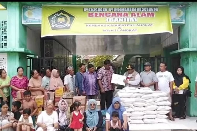 MTsN 1 Langkat Jadi Lokasi Aman Pengungsian, Kemenag Salurkan Bantuan untuk Korban Banjir (dok. kemenag.go.id)