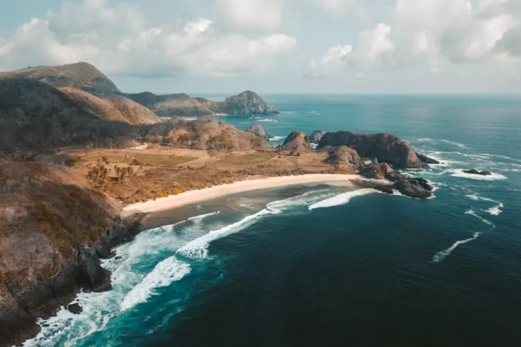 Pantai Semeti, hidden gem lombok yang akan membuatmu lupa penatnya hiruk pikuk kota besar yang melelahkan.