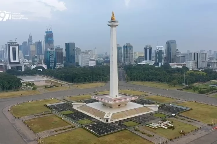 Prakiraan cuaca Jakarta cerah sepanjang hari Selasa, suhu 22-33&deg;C, kelembaban 50-80%. Nikmati hari dengan aktivitas luar ruangan! (Instagram @monumen.nasional)