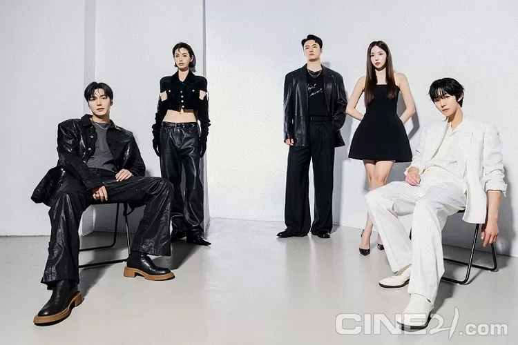 Pemotretan para pemain  film Omniscient Reader untuk Cine 21. (X @ActorLeeMinHo)