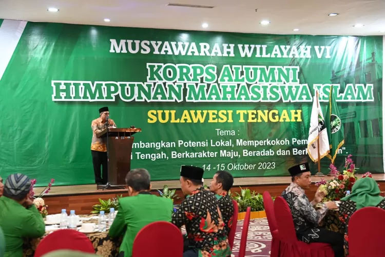 Gubernur Sulteng Rusdi Mastura melalui Staf Ahli Gubernur Bidang Perekonomian, Pembangunan dan Pengembangan Wilayah Dr. Farid Rifai Yotolembah, S.Sos, M.Si saat menghadiri acara pembukaan Muswil ke-VI MW KAHMI Sulteng di hotel Sutan Raja, Sabtu 14 Okt 2023. (Sumber/Foto: Ro Adpim Setdaprov Sulteng)