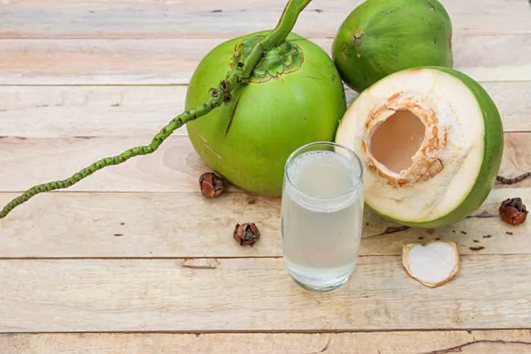 5 Alasan Mengapa Air Kelapa Hijau Adalah Minuman Detoks Terbaik! (PitchyPix)