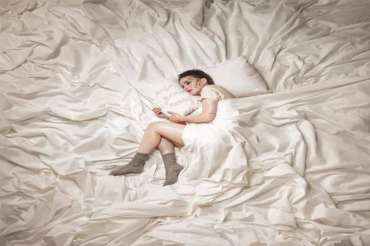 Lauren Mayberry dalam single terbarunya Are You Awake? (Instagram @Lauren Mayberry)