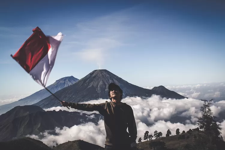 Sang saka merah putih yang berkibar di hari kemerdekaan kita, Indonesia. (pexels.com)
