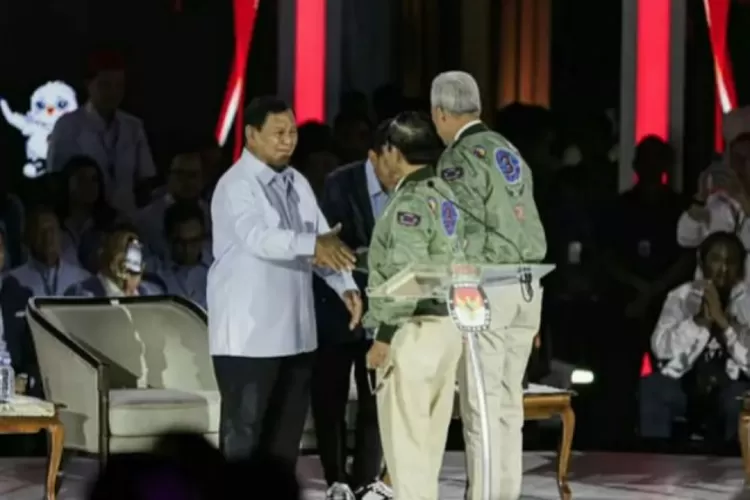 Momen Prabowo Subianto berjabat tangan dengan Ganjar Pranowo (Instagram @mememedsos)