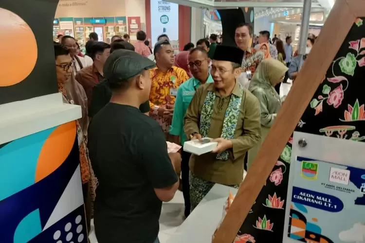 Pj Bupati Bekasi Dani Ramdan saat mengunjungi stan UMKM di Aeon Mall Deltamas. (Dok. Urbanjabar.com)