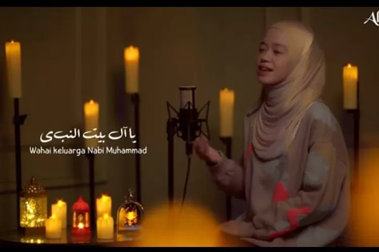 Tampilan lirik sholawat Ya Ahla Baitin Nabi cover Alma Esbete teks Arab, latin dan  artinya hadir di TikTok (tangkaplayar channel ALMA ESBEYE/youtube)