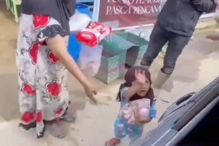 Tangkapan layar seorang bocah yang dengan gembira menerima bantuan makanan dan pakaian di tengah suasana pengungsian banjir Aceh Tamiang.  ((TikTok/zaits_bf))