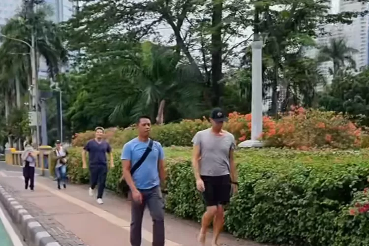 Viral Chris Martin Jalan Kaki Nyeker di Jakarta Jelang Konser Coldplay