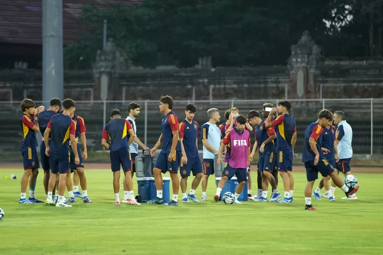 Timnas Spanyol U-17 coba beradaftasi dengan cuaca dan berlatih di kota Karanganyar (foto PSSI.org)