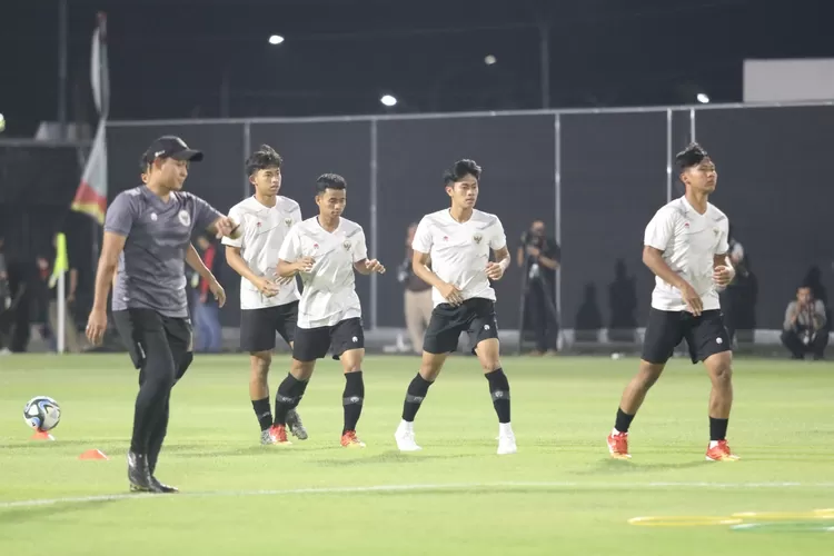 Pelatih Bima Sakti Tukiman mendampingi pemain Indonesia berlatih untuk persiapan hadapi Ekuador pada laga pertama Piala Dunia U-17 2023, di Stadion GBT Surabaya, Jumat   (foto PSSI.org)