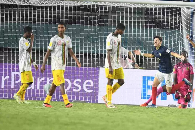 Pesepak bola Timnas Prancis Ismael Bouneb (kanan) merayakan gol saat melawan Timnas Mali pada pertandingan semifinal Piala Dunia U-17 2023 di Stadion Manahan Solo Jawa Tengah, Selasa 28 November 2023.   (ANTARA FOTO/Akbar Nugroho Gumay/foc/InfoPublik)